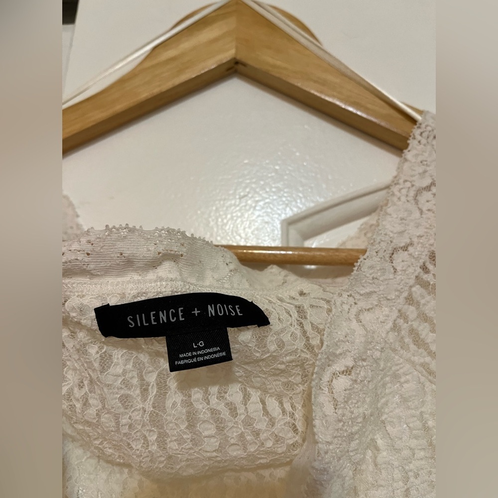 Silence + Noise Delphine semi sheer lace top - Picture 4 of 6